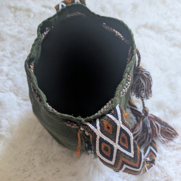 Elegant Olive Green Woven Shoulder Bag - Picture 13 of 14